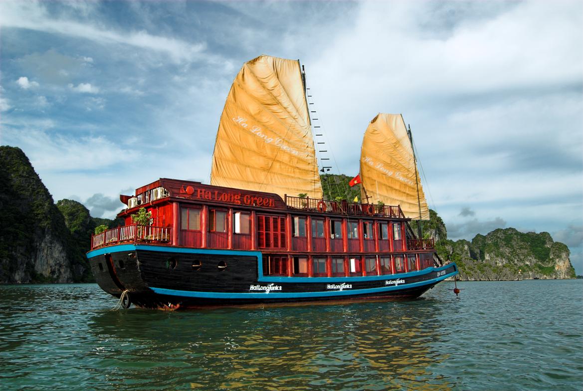 Du lịch trên thuyền tại vịnh Hạ Long
