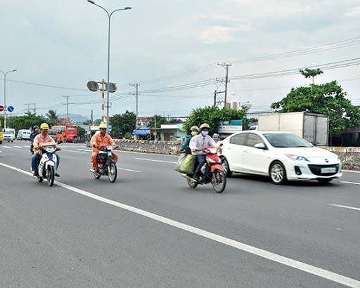 Lỗi đè vạch xe máy phạt bao nhiêu tiền?