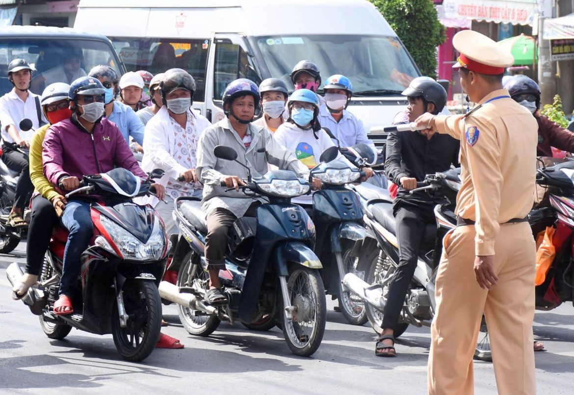 Lỗi xe máy vượt đèn đỏ bị phạt bao nhiêu? Những quy định xử phạt hành chính theo quy định giao thông đường bộ